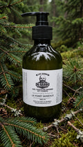 Gel Douche Barbe et Corps Le Forêt Boréale 300 ml sur fond de forêt de conifères - Les Soins du Barbu